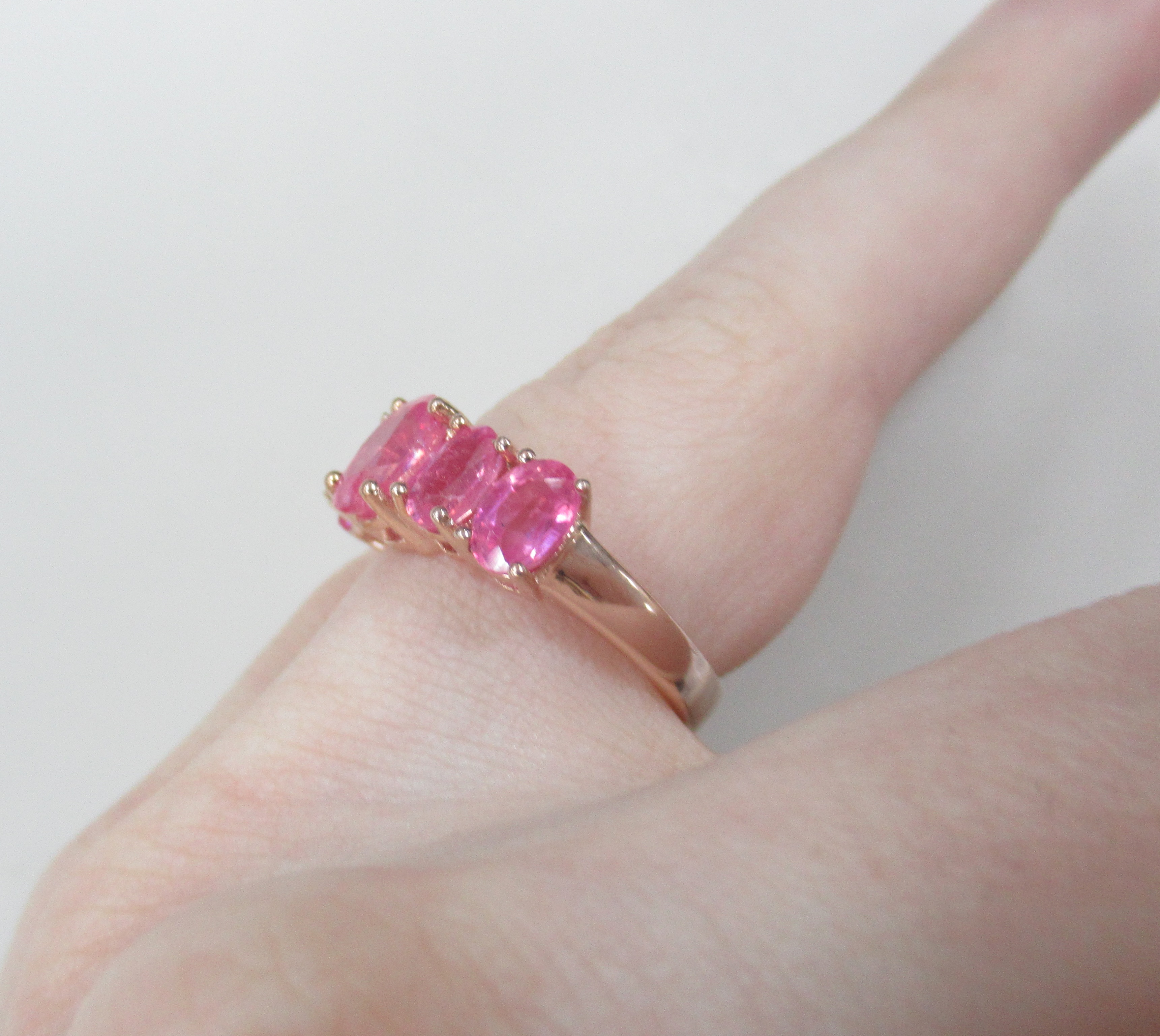 Серебряное кольцо с розовыми сапфирами